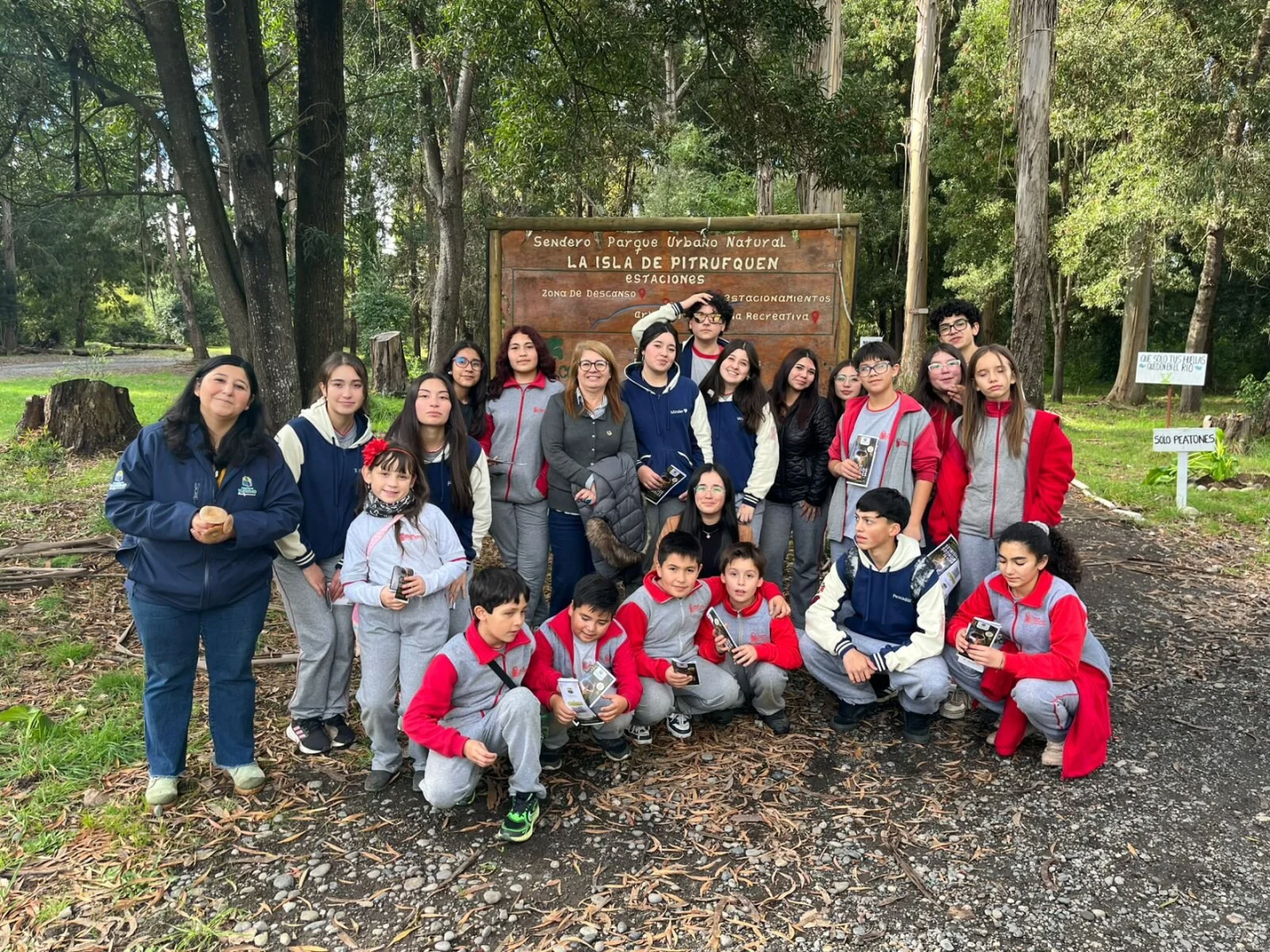Estudiantes participan en recorrido educativo sobre el Reino Fungi en la Isla Municipal de Pitrufquén